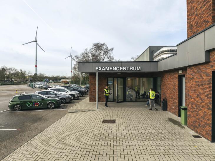 Examencentrum Deurne, ingang en parkeerterrein