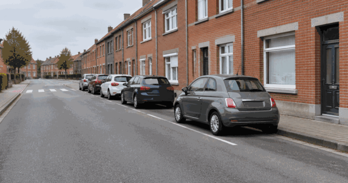 Vlaamse woonstraat met auto's netjes rechts geparkeerd langs de stoep: stilstaan en parkeren in België
