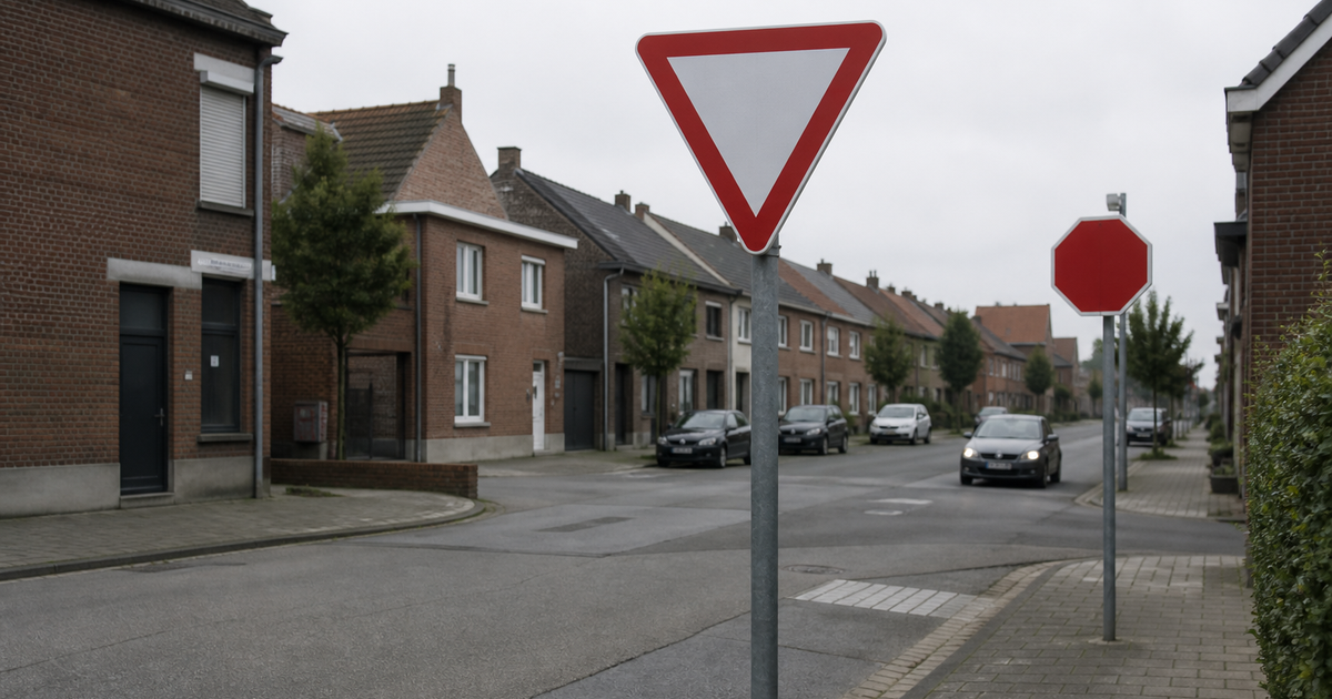 Belgisch kruispunt met voorrang van rechts: omgekeerde driehoek B1 en stopbord B5 voor het theorie-examen