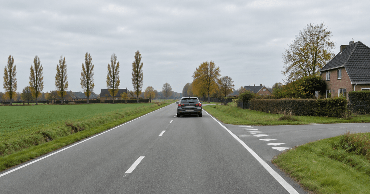 Voorrangsweg in België: landelijke weg in Vlaanderen met haaientanden op de zijstraat rechts