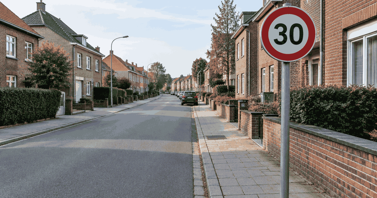 Belgisch zone 30 bord langs een rustige woonstraat met rode rand en zwarte 30